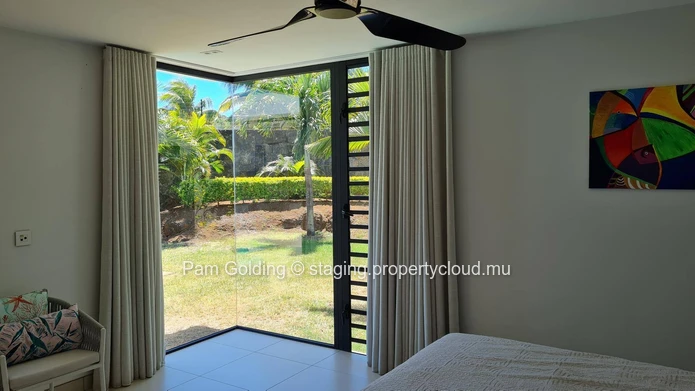 "Villa PDS à vendre à Grand Baie, 325m² habitable, terrain 511m², 4 chambres. Prix $. Ne manquez pas!"