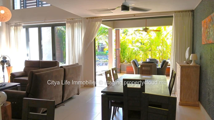 Découvrez la vie luxueuse au bord de l'eau avec cet exquis duplex de 3 chambres à vendre.