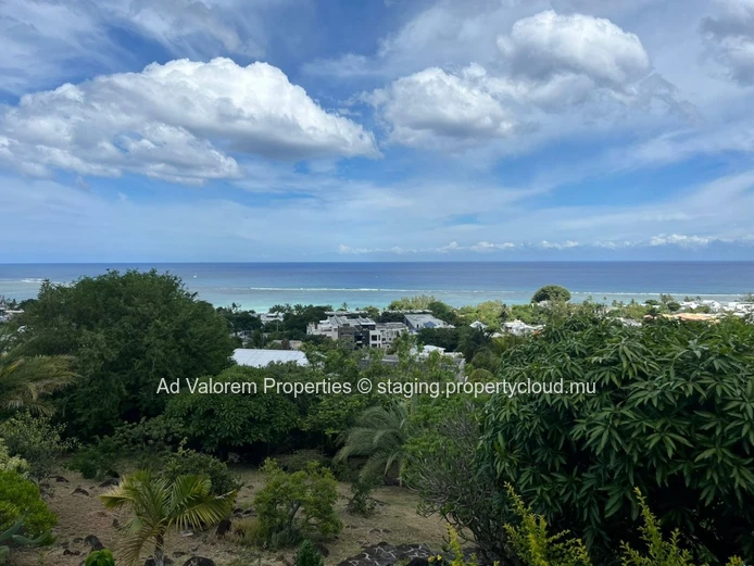 Propriété d’Exception à Tamarin – Deux Maisons sur 3 165 m² avec Piscine et Superbe Vue