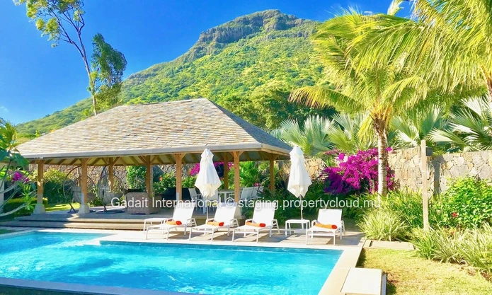 Villa de 4 chambres avec Services sur-mesure à vendre à Rivière Noire