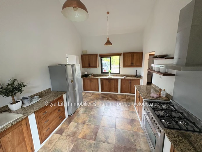 Villa à vendre à Mont Piton, 250m², terrain 1,025m², 4 chambres, piscine privée, sécurisé, proche écoles, prix Rs.