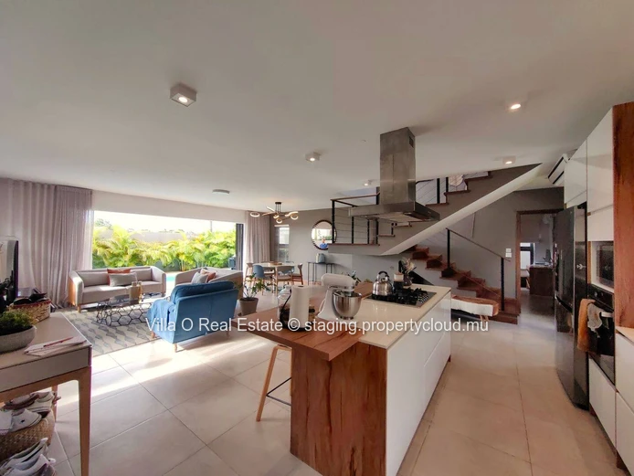 Sale accessible to Mauritians only. Lovely villa in a secure residence, 5 minutes from the beach and the center of Gr...