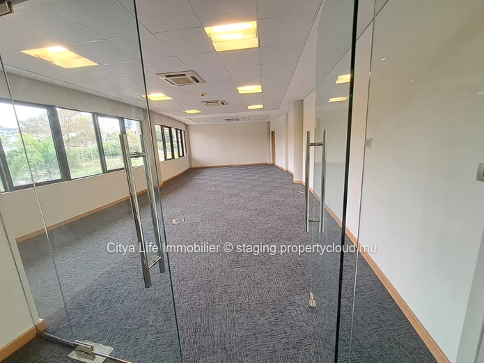 Bureau à louer à Ebène, 100m², climatisé, alarme incendie, parking gardé, proche écoles, Rs 78 400.