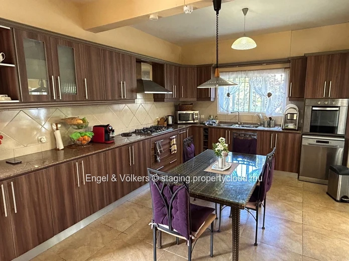 Charming and Spacious 5-Bedroom House for Rent – Large Plot, Private Pool & Peaceful Setting