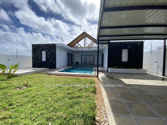 Villa meublée à louer à Péreybère, 162m², 3 chambres en suite, piscine privée, jardin, panneaux solaires, citerne d'e...