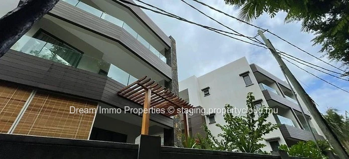 Baisse De Prix ! Appartement Meuble Situe Au 1Er Etage - Plage A Pieds A Pereybere - Ile Maurice.