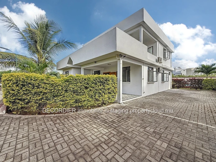 Belle villa moderne de 230 m² à Pereybere – Résidence sécurisée avec piscine (Mandat exclusif)
