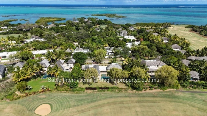 Villa RES à vendre à Beau Champ, 589m² habitable, 2.400m² terrain, 5 chambres, piscine privée, accès mer, salle de gym.