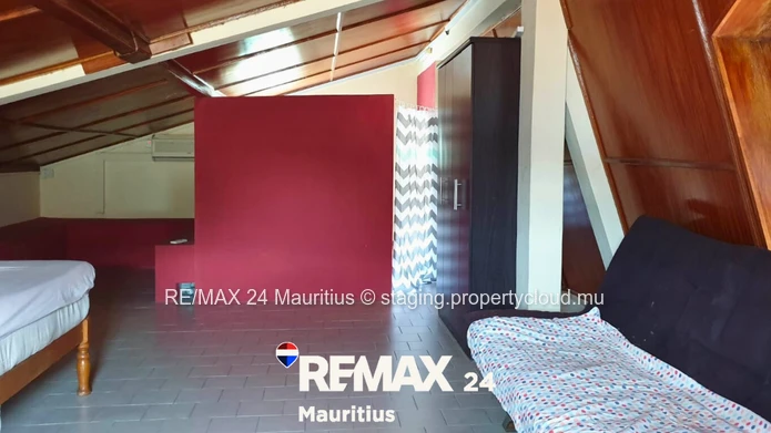 Villa meublée à Flic en Flac – Rs 15M négociable. 3 chambres dont 2 en suite + mezzanine en suite, p