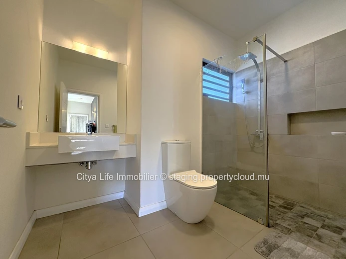 REZ+2 à vendre à Pereybere, 105m², 2 chambres, piscine commune, terrain en pleine propriété, parking, chauffe-eau sol...