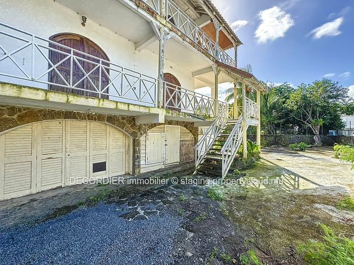 Colonial house to renovate with sea view on the top floor (Sole Mandate)