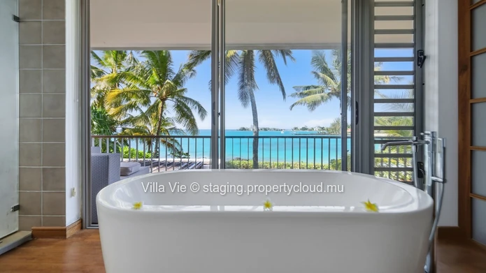 Péreybère - Villa de charme de 4 chambres pieds dans l'eau