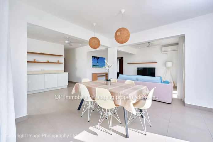 Appartement R+2 à vendre à PEREYBERE, Grand Baie, 120m², 2 chambres, piscine commune, parking gardé, meublé, 295 000 €.