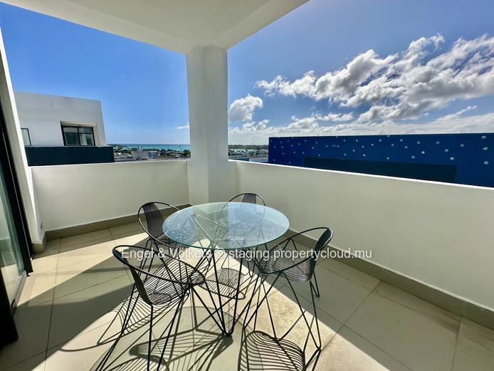 Stylish Top-Floor 3-Bedroom Apartment in La Croisette with Rooftop Pool Access