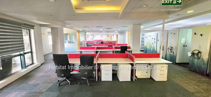 To rent : This air-conditioned furnished office of 984 m² is located in the heart of the prestigious business centre ...