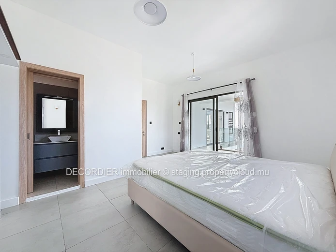 Stunning new house with swimming pool and garden