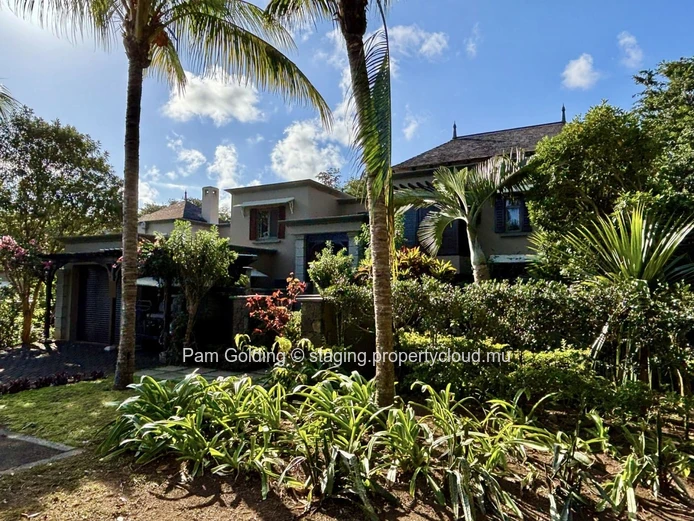 Magnifique maison avec oasis de jardin et piscine.