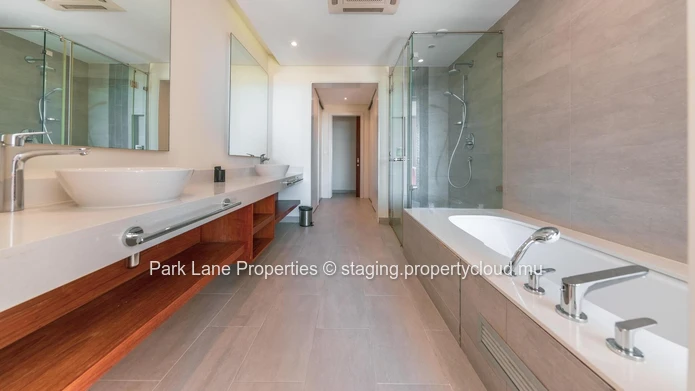 Home style apartment with magnificent sea and mountain views (Sole Mandate)