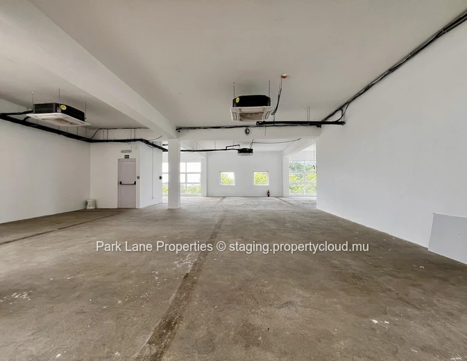 Espace de 372 m² à Ebene pour bureaux ou centre d'appel avec vue imprenable sur la montagne