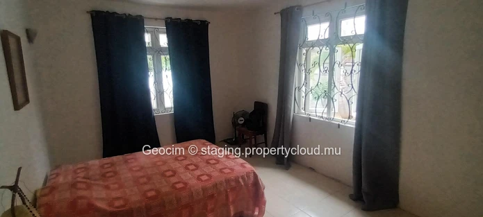 Flic en Flac Morc Safeland 1: A 200 m de la plage Maison meublée de 7 càc 2 sdb terrasses parking. Le tout sur 212 to... (Mandat exclusif)