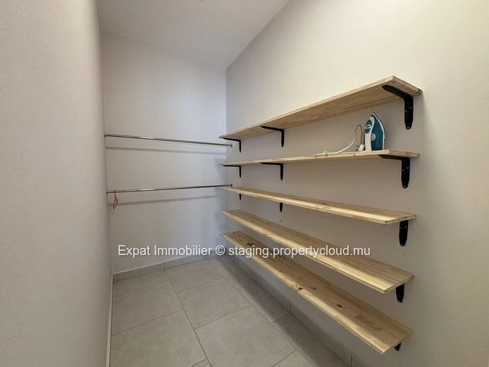 New villa with swimming pool and enclosed garage – Pereybère 