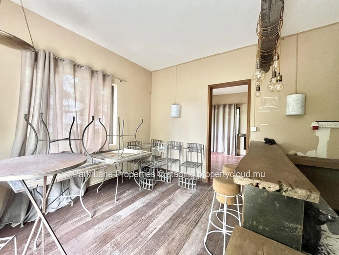 Deux maisons indépendantes avec potentiel commercial – idéales pour une grande famille ou des espaces bureaux – à Cur...