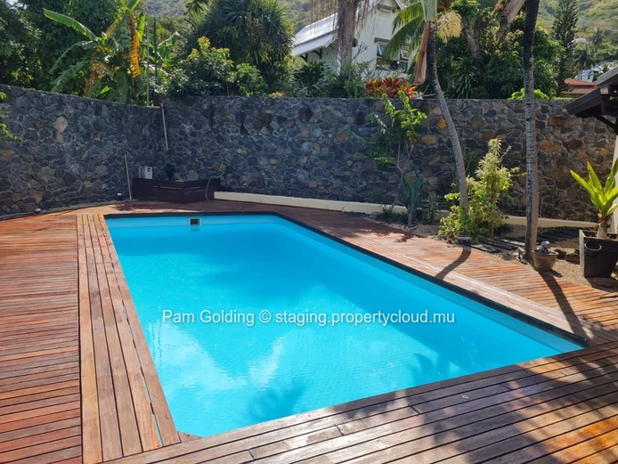Bright 4-Bedroom Family Home with Garden & Pool