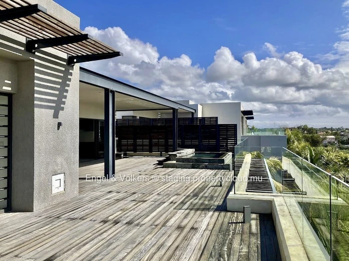 Seafront Penthouse Living
