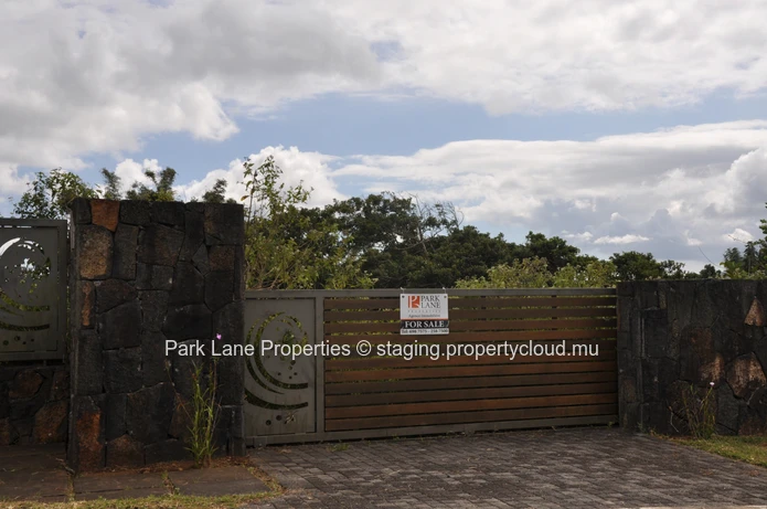 Exceptional 1569 m² plot with stunning mountain views in a prime location in Highlands