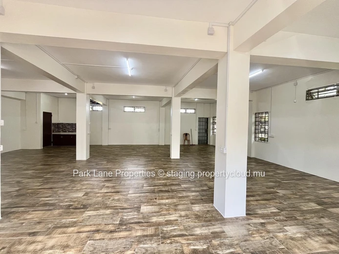 Modern 128 m² Office  in Floréal – Includes 6 private parking spaces