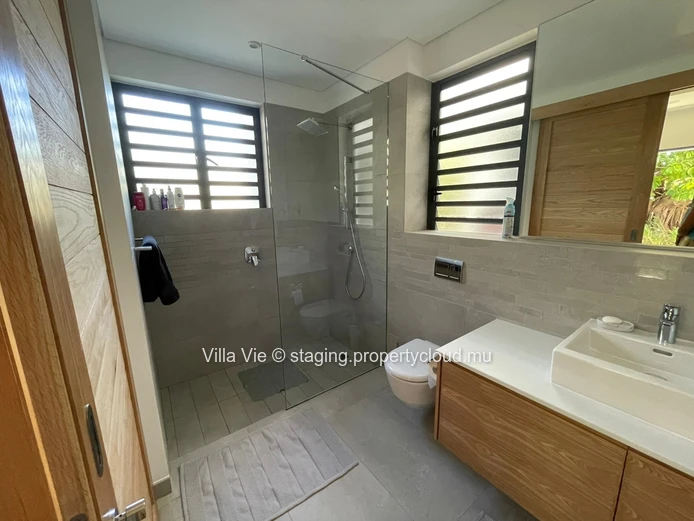 Péreybère - Sublime 3 bedroom ground floor, beachfront apartment with swimming pool (Sole Mandate)