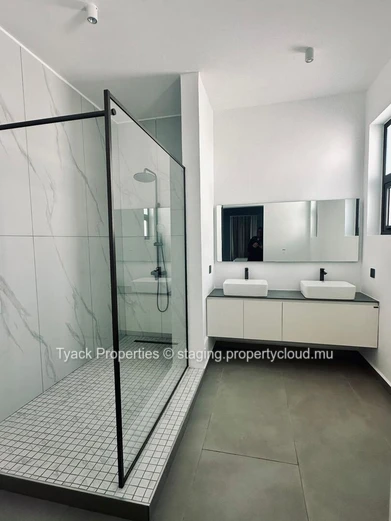 Modern Penthouse with Rooftop Terrace and Pool – Pereybere