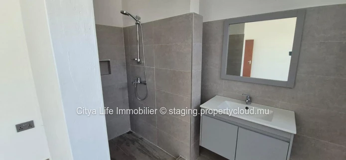 Maison à vendre à Grand Gaube, 250m², terrain de 520m², 4 chambres, piscine privée. Prix : Rs.