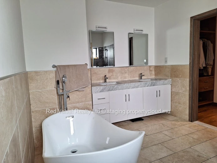 Penthouse rare, luxueux et entièrement meublé à louer à Sodnac, Quatre Bornes