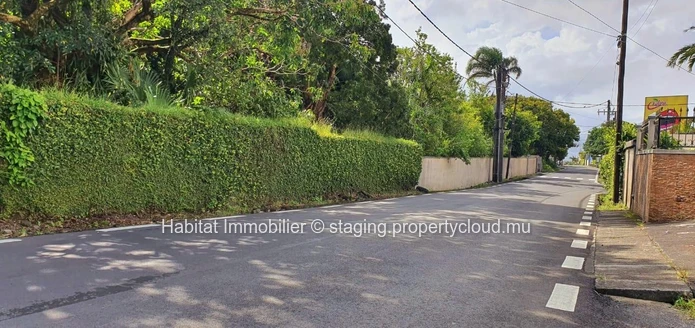 A VENDRE - Occasion unique d'acquérir ce terrain d'angle de 409 toises (1,554 m2) à Curepipe
