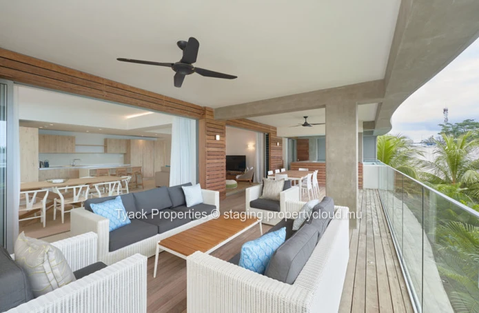Apartment with Exceptional Lagoon Access