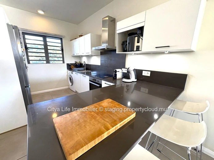 REZ+2 à vendre à Pereybere, 105m², 2 chambres, piscine commune, terrain en pleine propriété, parking, chauffe-eau sol...