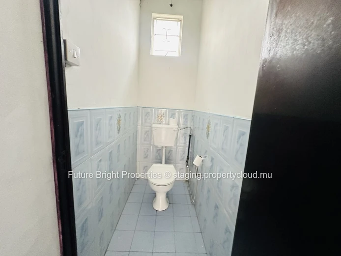 À vendre : Maison de 3 étages avec 6 chambres, idéale pour un investissement.
