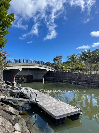 Stunning 2-Bedroom Apartment with views of the marina and mountains - Excellent Rental Investment