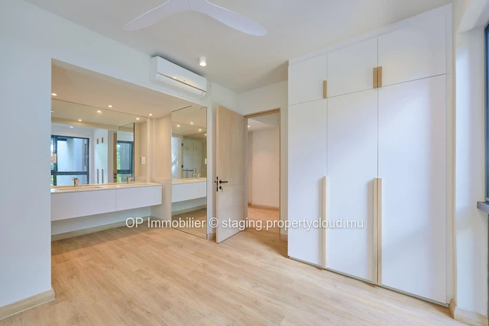 Luxurious G+2 Apartment with Stunning Sea Views and Communal Pool in Pointe aux Canonniers - €1.5M