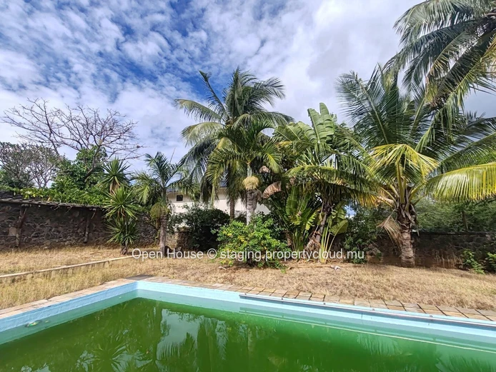 VILLA MAURICIEN à vendre à Tamarin, Rivière Noire. Surface habitable 600m², terrain 1,477m², 5 chambres, bureau, pisc...