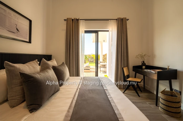 Luxurious Villa with Private Pool in Balaclava Area - 400m² Living Space, 1,100m² Land, 3 Offices - Price Rs