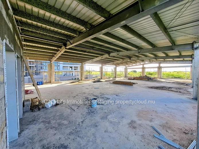 Spacious Commercial Building for Rent in The Vale Area - 1600m² Living Space - Only Rs 600,000 + VAT!