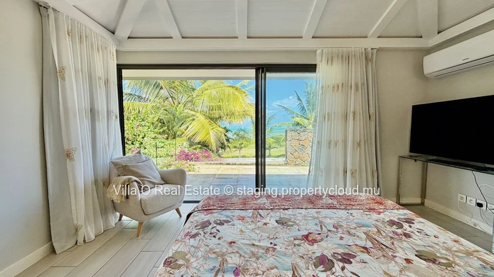 Sublime turquoise sea view from this beautiful villa, its lovely terrace and gazebo with infinity pool, located in a ...