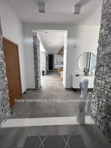 Villa à vendre Pereybere, 438m², 4 chambres, piscine privée, proche commodités. Climatisée, garage.