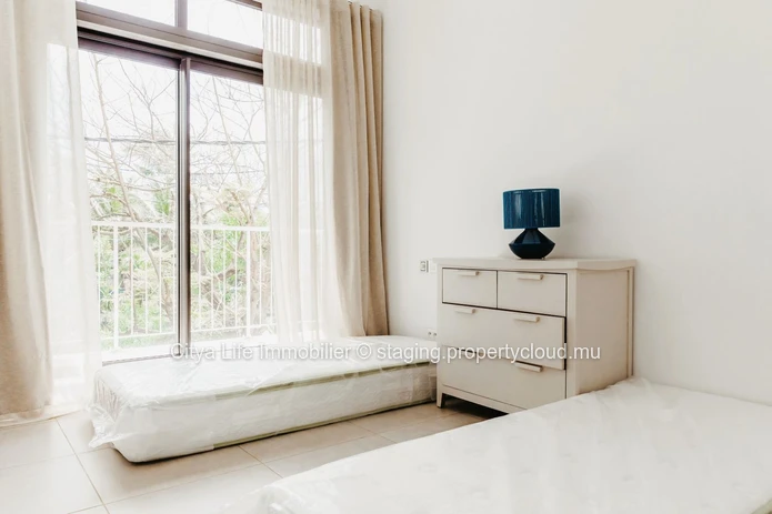 REZ+2 à vendre à Pointe aux Canonniers, 165m², 3 chambres, bureau, piscine commune. Terrain en toute propriété. Rs.