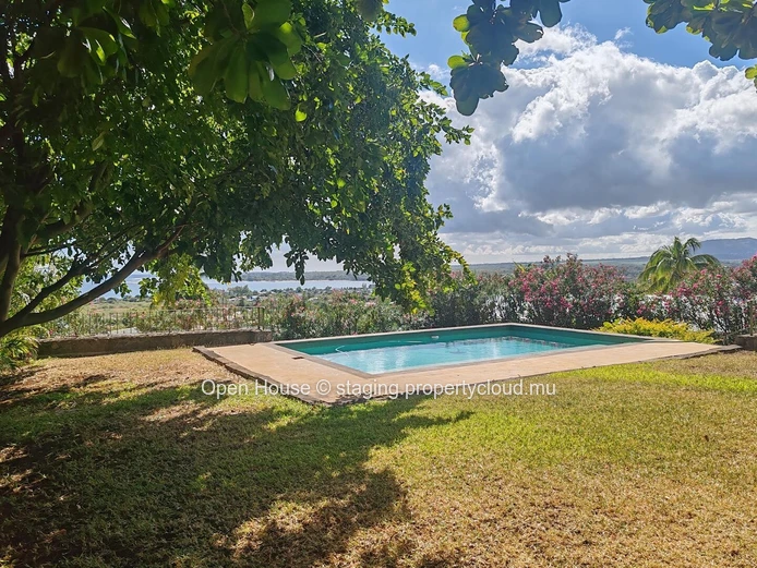 VILLA MAURICIEN à vendre à Tamarin, Rivière Noire. 390m², 4 chambres, piscine privée, cuisine équipée, jardin.