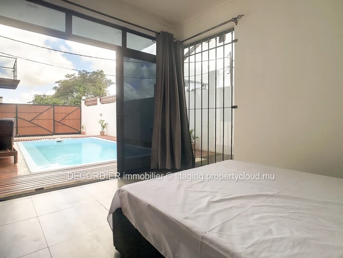 Belle maison moderne avec une piscine et un grand rooftop