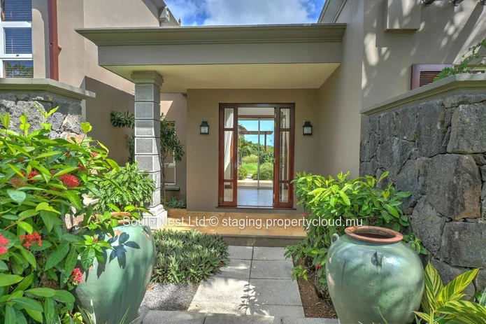 Exceptional Villa with sea view and beach access 