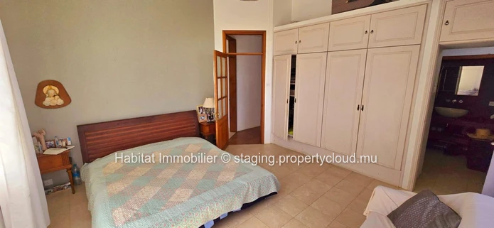 HOUSE TO RENOVATE This house of 250m2 on a plot of land of 888 toises is located in a highly residential area in Flor...